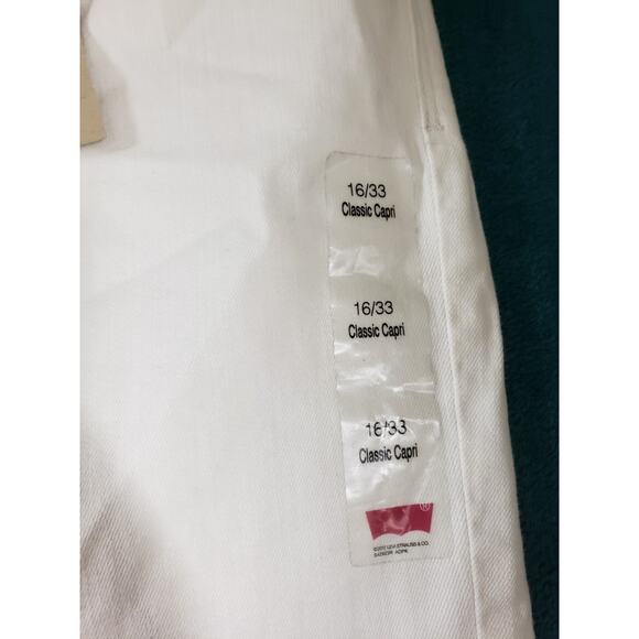 Levis Jeans Size 16 Womens White Pants Stretch Mid Rise Classic Capri Cuffed NWT - Picture 3 of 16